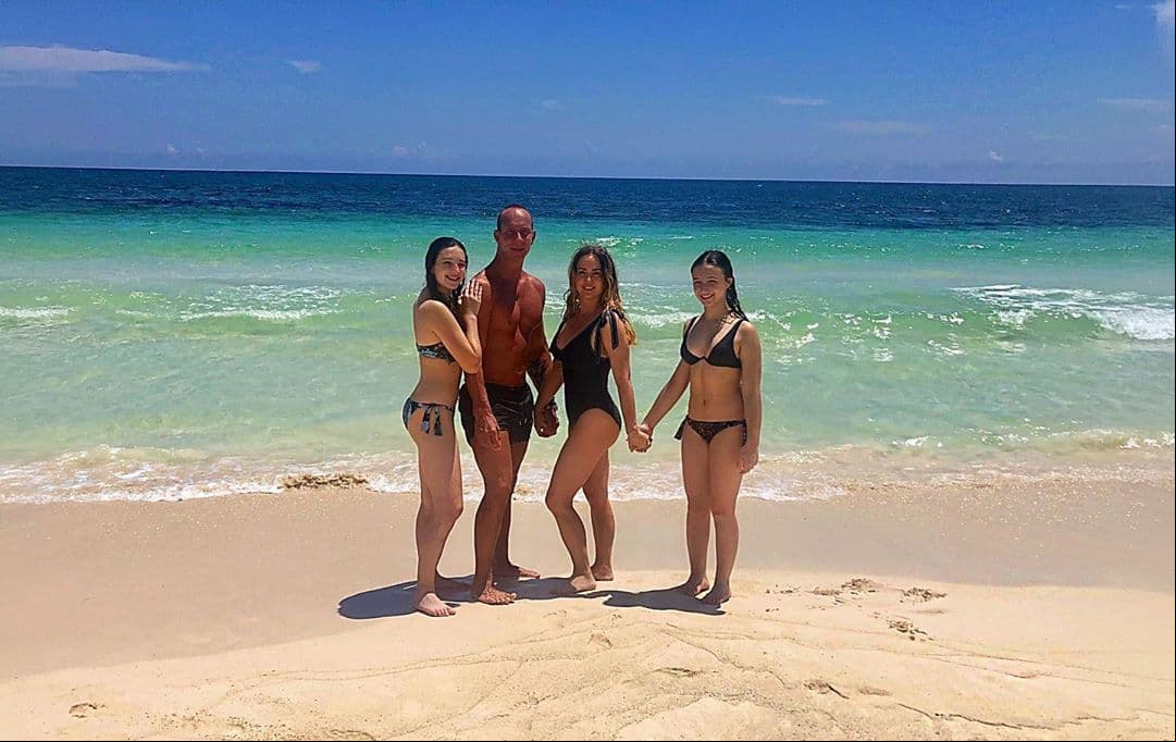 Con motivo del reciente puente festivo, Andrea Legarreta y su familia viajó a Acapulco, Guerrero, donde tanto la conductora como su hija mayor, Mía, causaron revuelo por publicar en sus respectivas cuentas de Instagram fotografías en bikini.