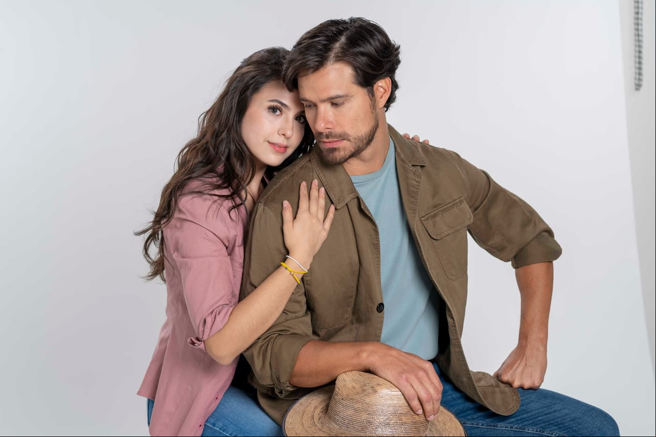 Mientras que Brandon Peniche luce el pelo un poco más largo y más suelto, a diferencia de su look de médico que mostraba en "Contigo Sí".