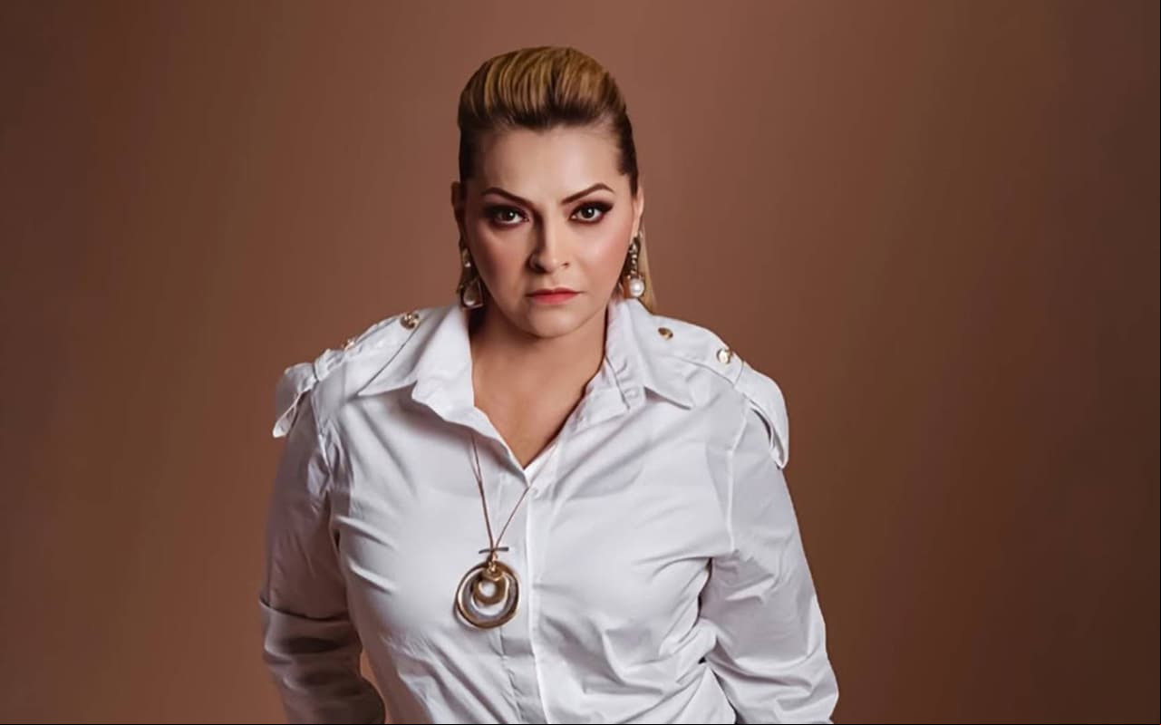 Rocío Banquells tiene aparatosa caída en pleno concierto y deja a sus fans en shock