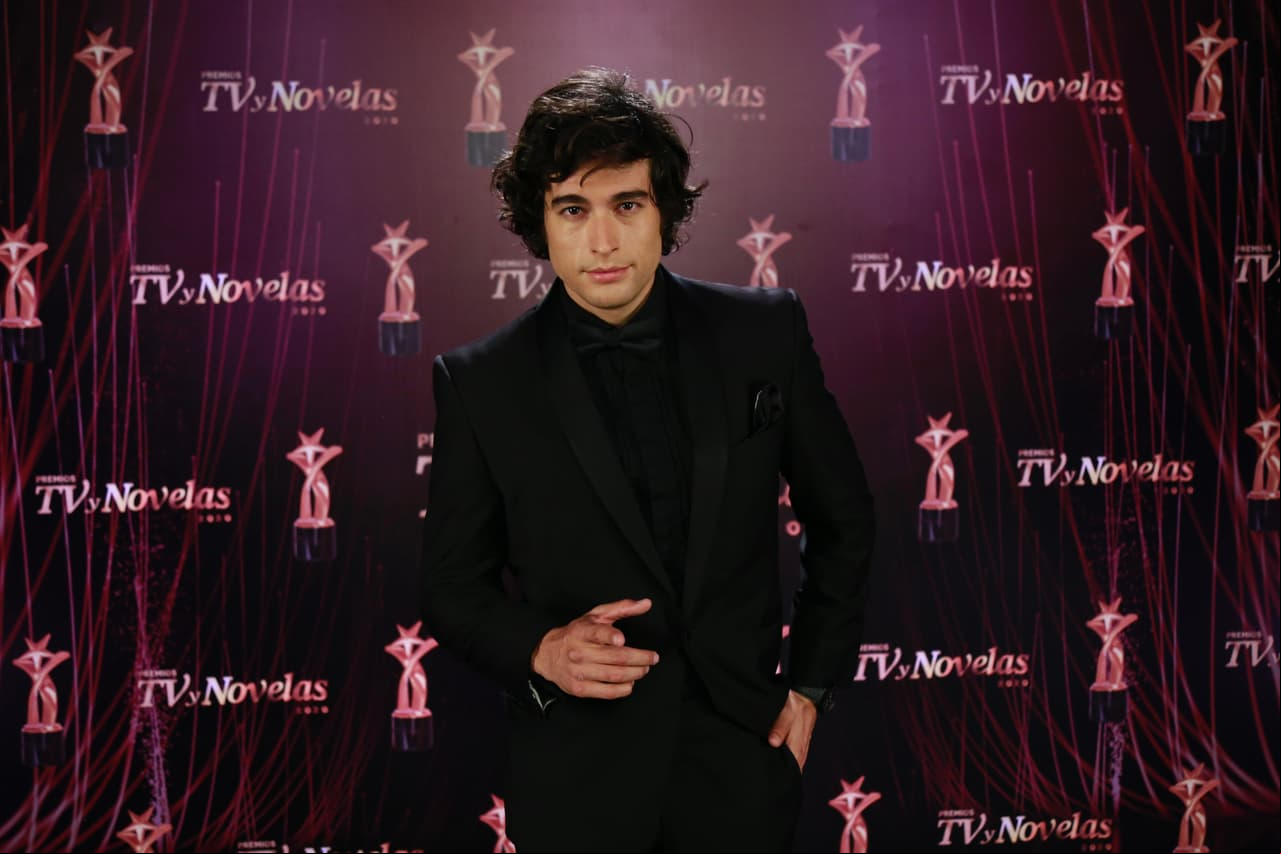 Al contrario de su novia, Danilo Carrera presumió un atuendo completamente negro, con el cual deslumbró todas las ocasiones que apareció a cuadro.