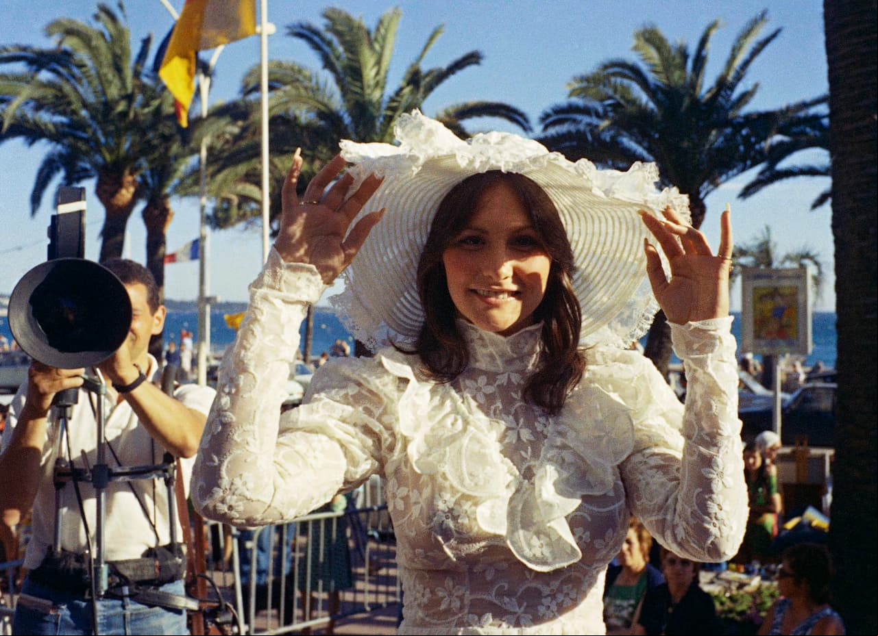 Linda Lovelace, conocida por la película ‘Garganta profunda’ sufrió un accidente automovilístico que acabó con su vida el 22 de abril de 2002.