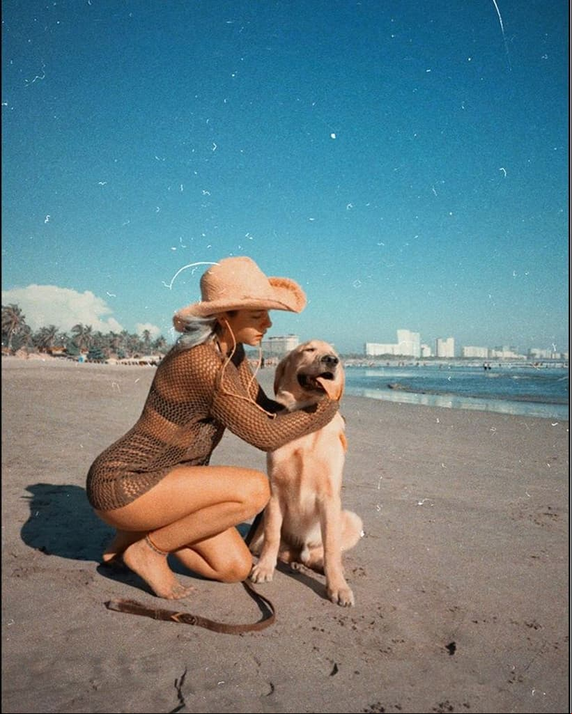 El pasado 10 de noviembre, Camila se convirtió en tendencia en las búsquedas de Internet y en redes sociales al posar en bikini disfrutando de unas vacaciones en la playa junto a Marcelo, su perro labrador.