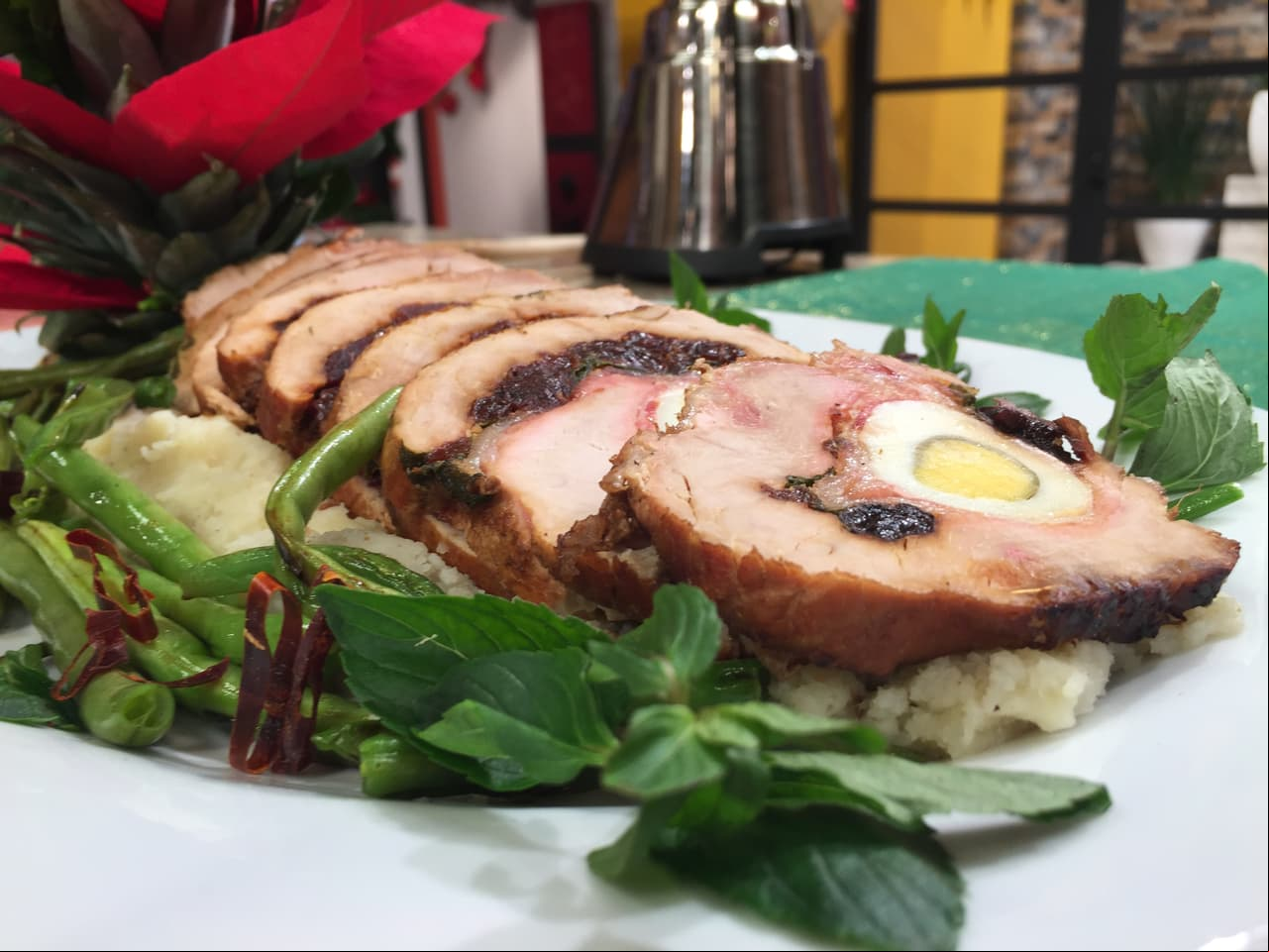 Lomo de cerdo en salsa de piña con puré de camote