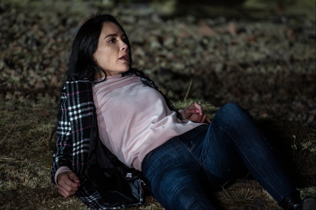 'Julia' trata de escapar al ver lo que 'Victoria' cometió.