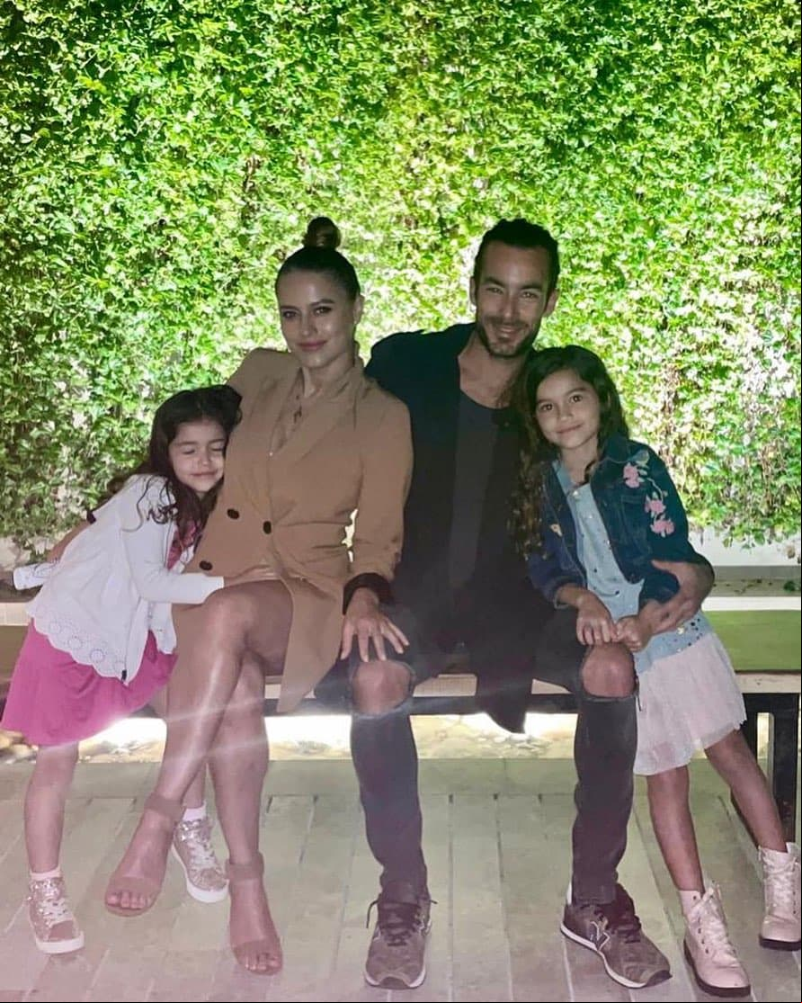 ¿El detalle que los hace diferentes? Aarón Díaz es un hombre casado, pues desde 2015 mantiene un sólido matrimonio con la actriz Lola Ponce. Además, es padre de dos preciosas niñas, Erin y Regina.