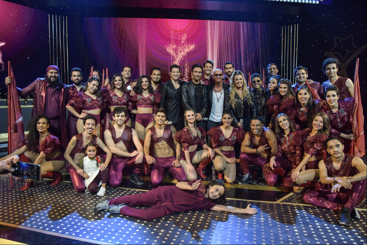 Pero no solo sus voces engalanaron esta presentación, pues con más de 20 bailarines y coristas en escena, la producción de Alejandro Gou brilló en todo su esplendor.