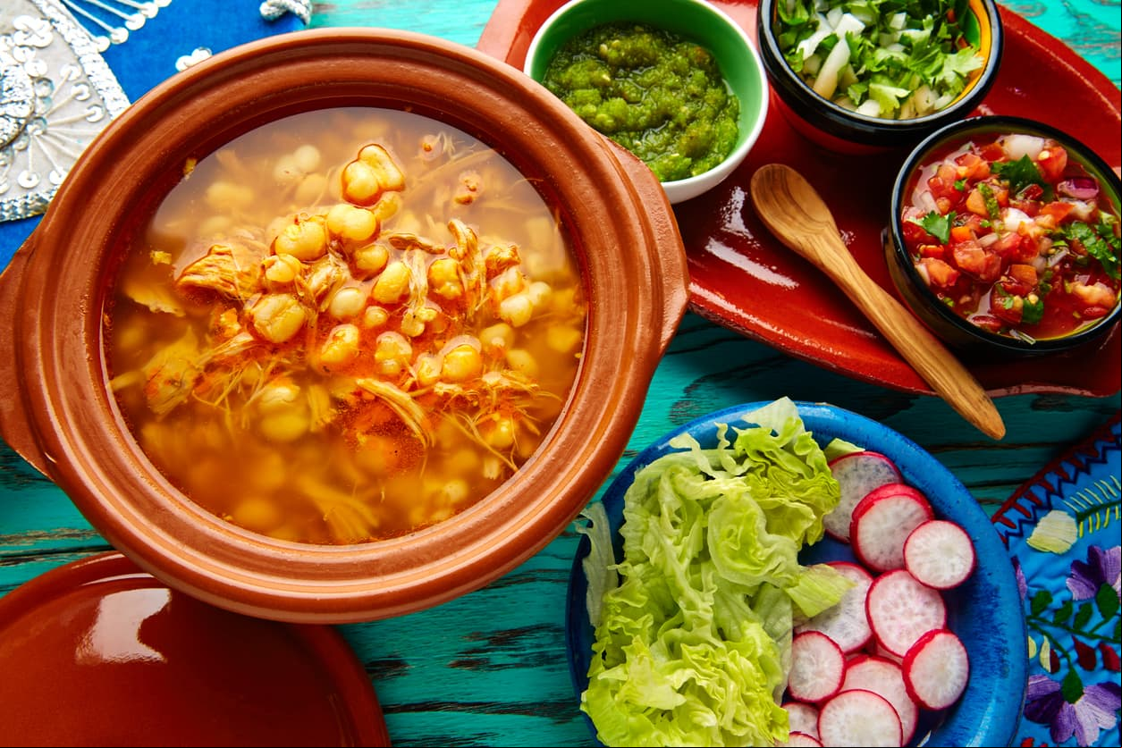 Los mexicanos esperan las fiestas patrias para comer el tradicional pozole, ya sea rojo, blanco o incluso verde.