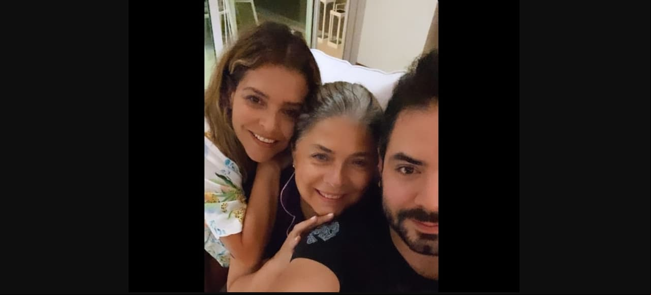 Hace unos días, Victoria Ruffo volvió a mostrar su nuevo look en una fotografía al lado de su hijo José Eduardo Derbez y Grettell Valdez.