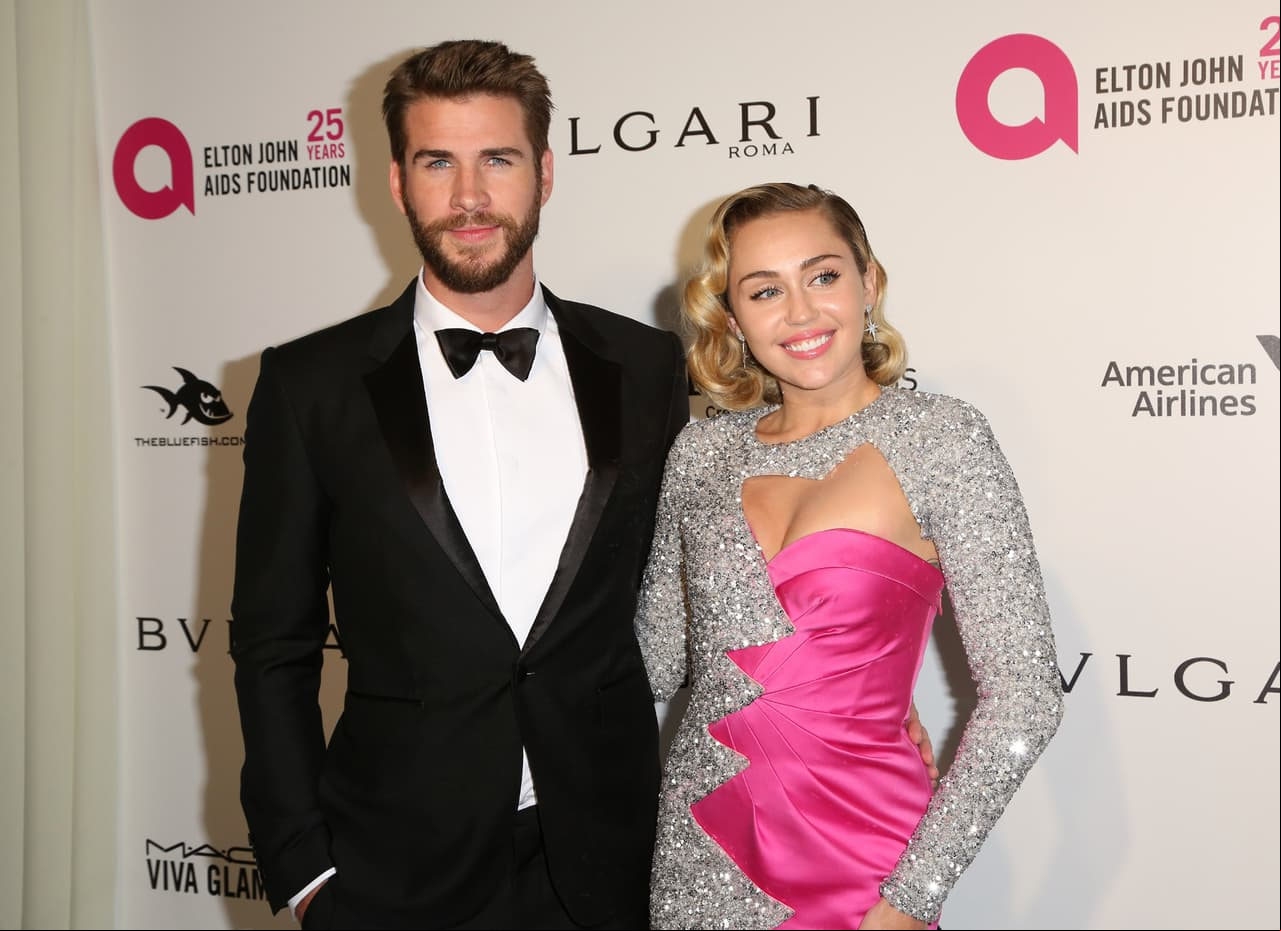Liam Hemsworth y Miley Cyrus en un evento de la fundación de Elton John