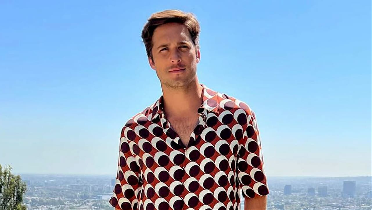 Diego Boneta se queda sin papel de baño en plena oficina de Televisa