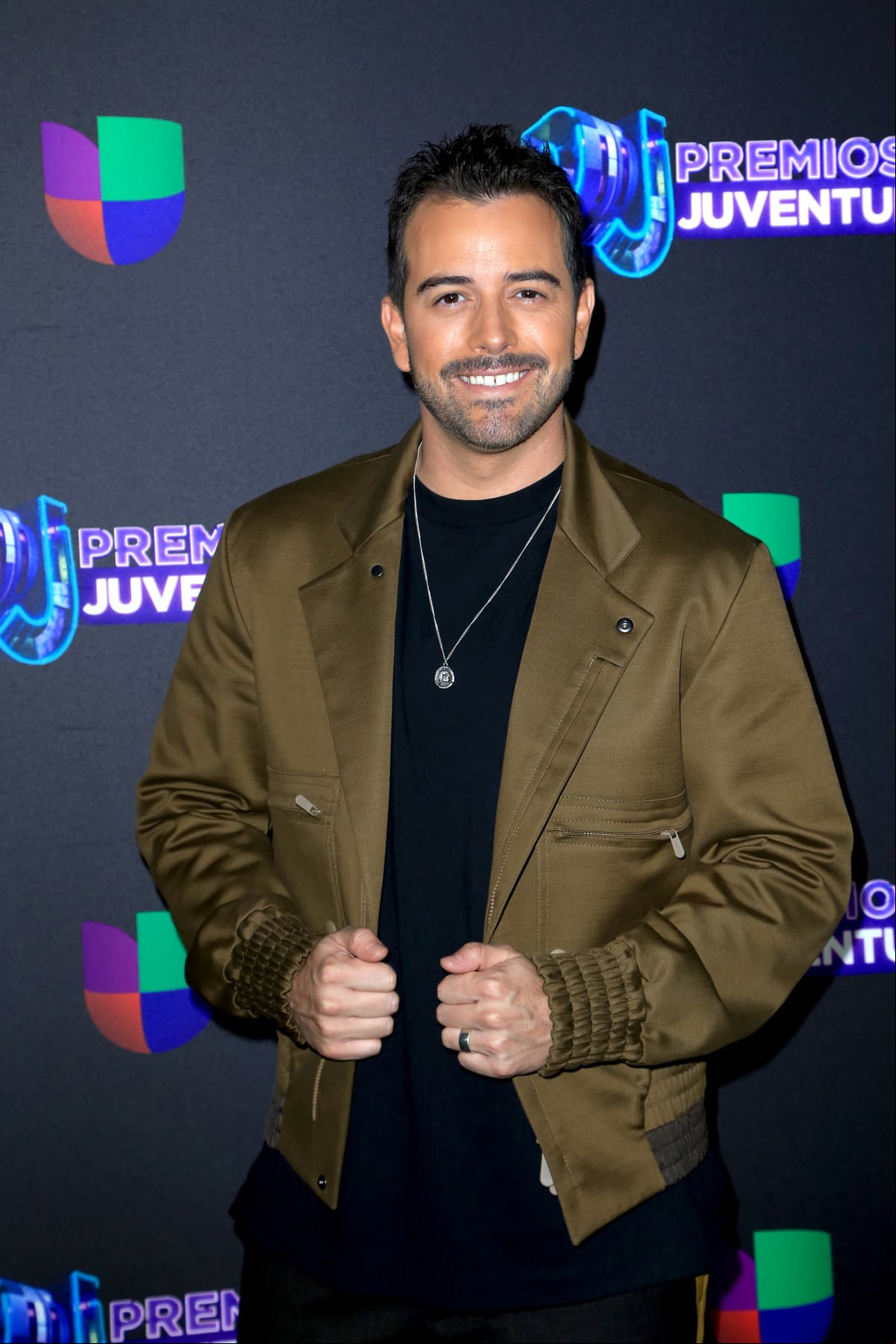 Mane de la Parra, quien interpreta a ‘Juanjo’ en la emisión ‘La reina soy yo’, optó por un look casual con un pantalón negro y una chaqueta verde militar.