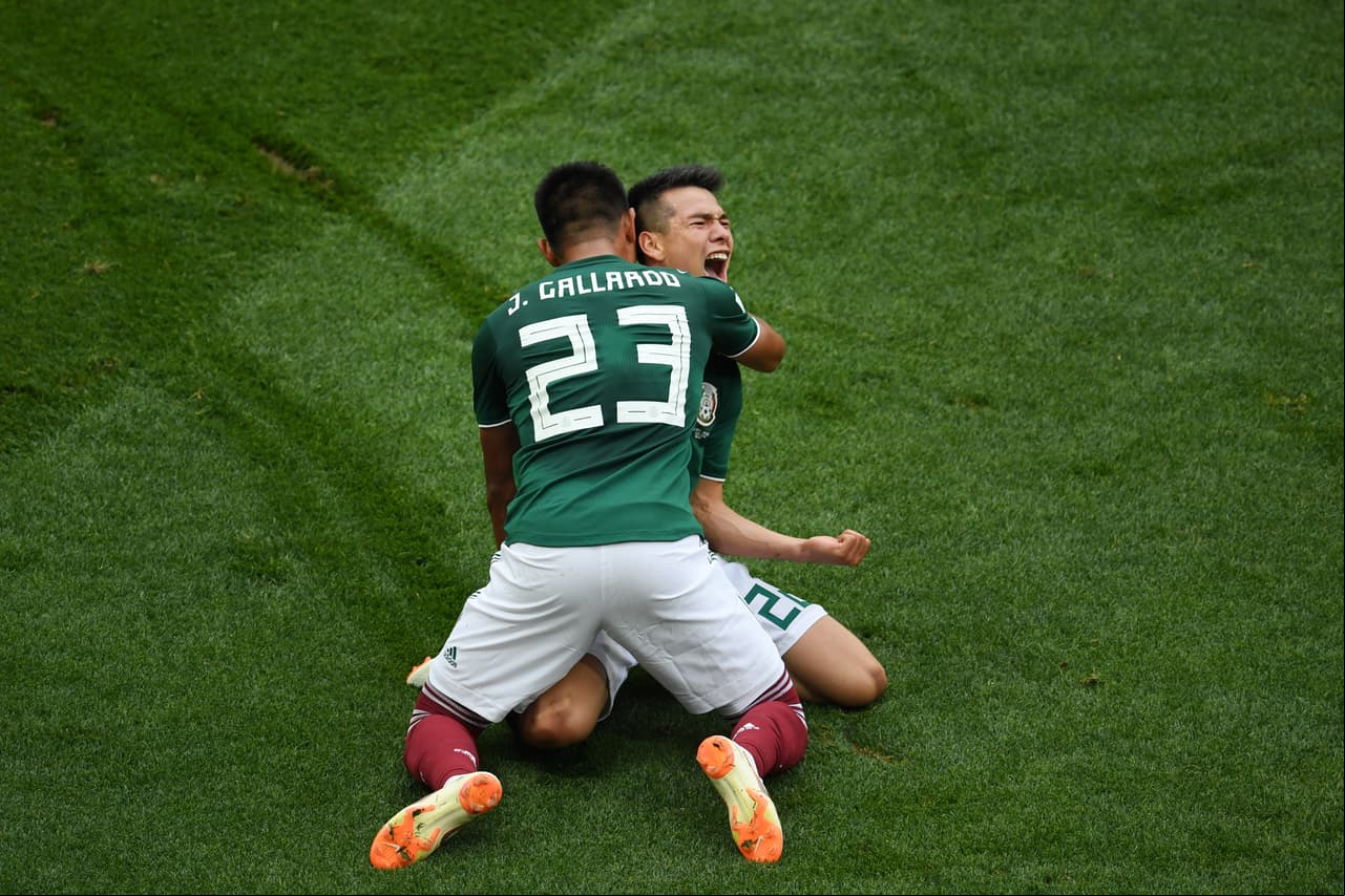 El primero en atrapar a Lozano fue Jesús Gallardo, en un abrazo que con apenas dos brazos tuvo el sentimiento de todo México, de toda Latinoamerica.