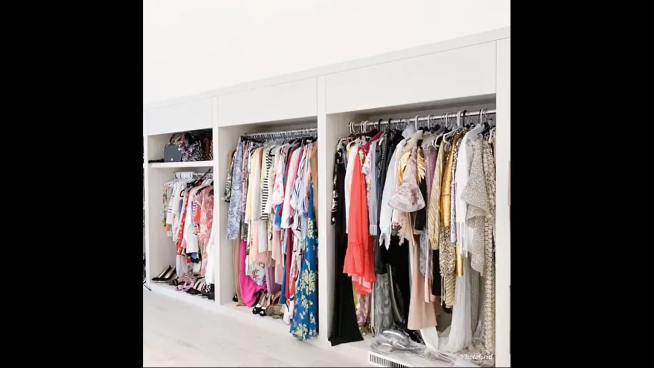 Las prendas por estilo y tamaño; además cuenta con cajones para jeans, blusas y suéteres.