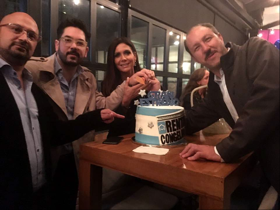 Elenco se reúne para ver el primer capítulo de Renta congelada