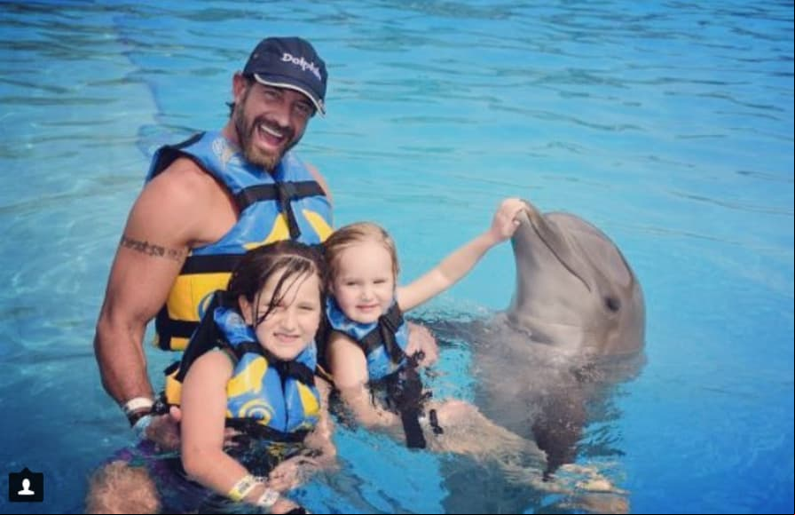 Gabriel comparte tiempo con sus hijas.