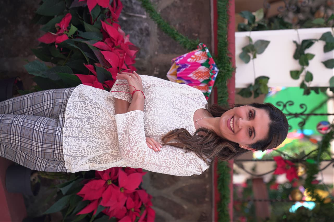 Mayrín Villanueva, quien actualmente protagoniza una de las telenovelas más exitosas de Las Estrellas; 'Si nos dejan', protagoniza esta emotiva historia llena de magia, música y fe. En la ficción también será pareja de quien es su esposo en la vida real, Eduardo Santamarina, junto con quien forma una familia que busca salir adelante y encontrar la esperanza de nuevo.