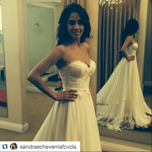 Sandra lució redes sociales sus pruebas de vestido de novia, la emoción la vivía a flor de piel. "Me invitó a salir de una forma tan linda y conservadora. Me llevaba a cenar, abría la puerta. Es un caballero", confesó a "¡HOLA!" en 2015 como el vocalista de Fobia la conquistó.