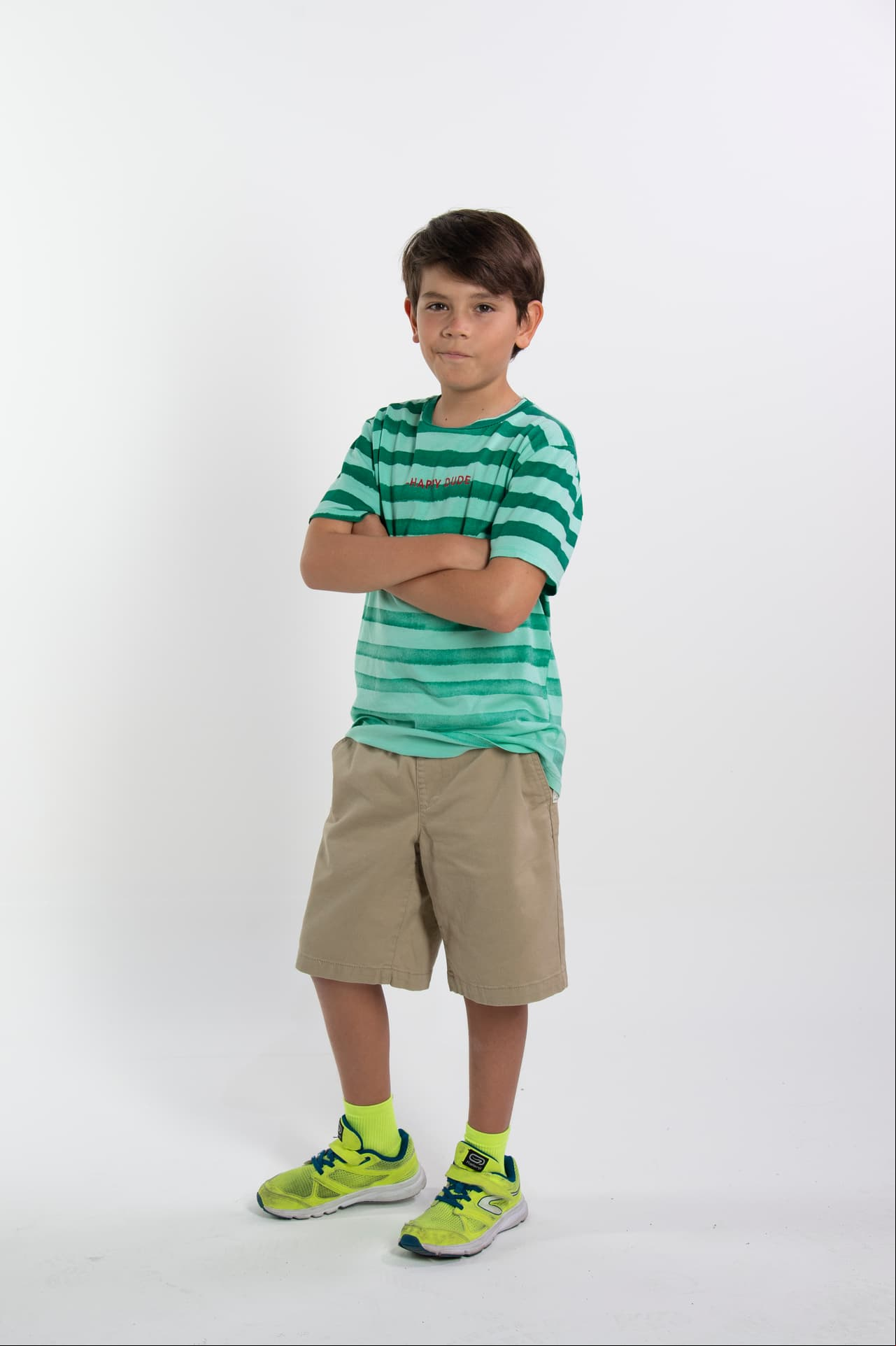 Alexander Tavizón es Max, el travieso hermano menor de Deyanira, quien también llegará a vivir con ella y con Dayana a la mansión Fernández de León para ponerla de cabeza.