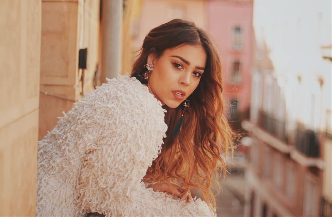 ¡Danna Paola se muestra prácticamente desnuda!