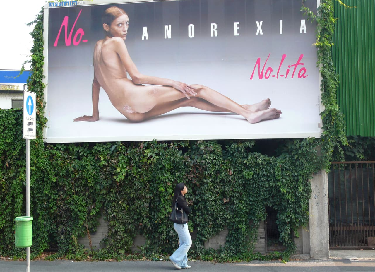 Tras una ardua batalla que emprendió contra la anorexia, Isabelle Caro murió a los 28 años en un hospital de Francia tras ser internada por varios días por una insuficiencia respiratoria.