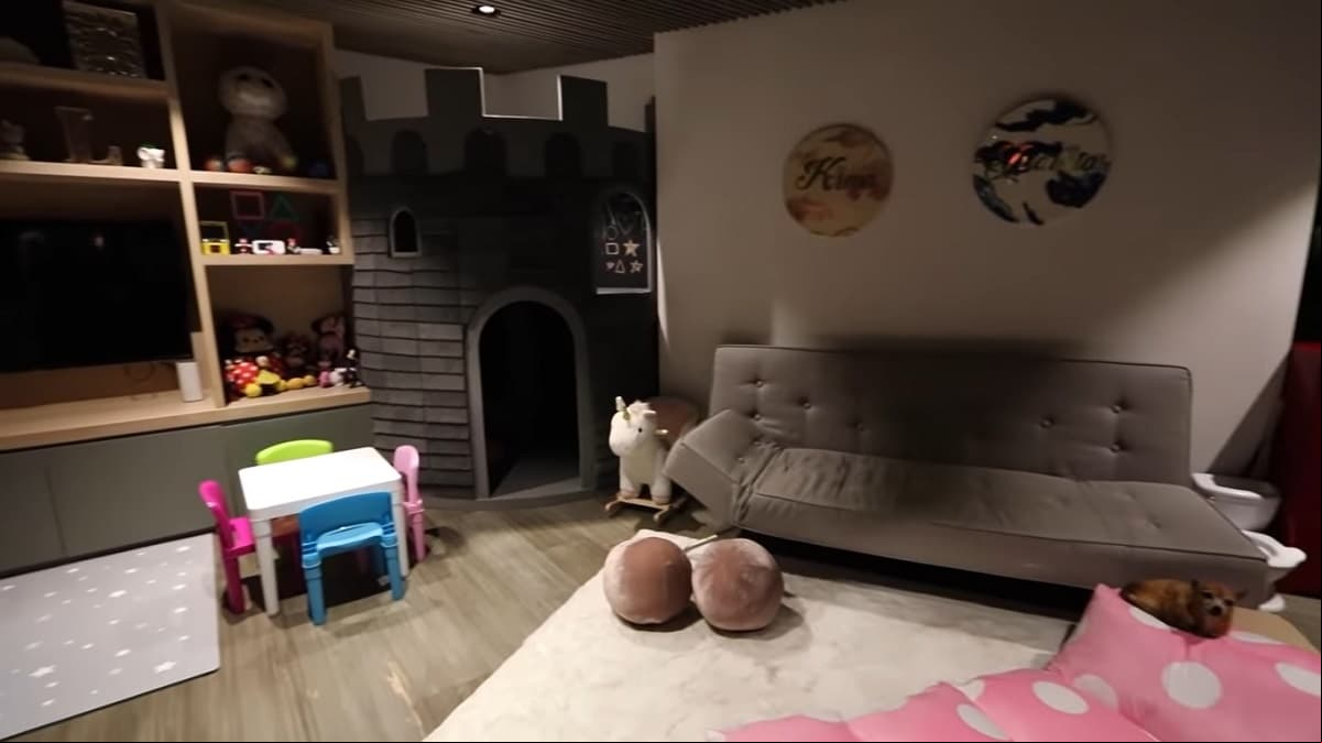 Además de tener  directo al jardín, la recámara cuenta con un castillo, en el que pueden jugar y dibujar en las paredes.