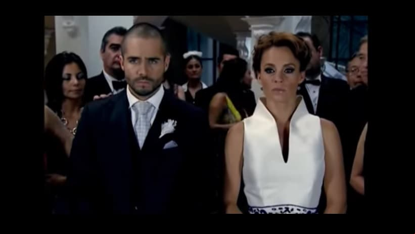 En ‘Cuando me enamoro’, José Ron dio vida a ‘Matías’, quien en una boda civil se casa con ‘Roberta’ (Jessica Coch); sin embargo, ‘Renata’ (Silvia Navarro) acude al lugar para desenmascarar las mentiras de su hermana.