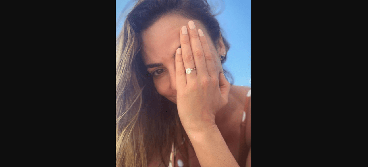 “Con mucha alegría, emoción y llena de amor les comparto que ME VOY A CASAR. Jamás imaginé lo que iba a sentir, es un momento de felicidad absoluta y con total convicción quiero estar toda mi vida a tu lado JNG . Gracias por elegirme para recorrer esta vida juntos, gracias por tu amor, gracias por enseñarme, gracias por apoyarme, gracias por ser mi compañero, gracias por hacerme tan feliz. TE AMO CON EL ALMA”, detalló.