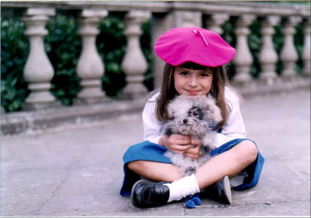 Daniela Aedo debutó en la televisión a los dos años en la telenovela Vivo por Elena, pero fue hasta 1999 que obtuvo su primer protagónico en Carita de Ángel. Tras este proyecto se suman títulos como Atrévete a Olvidarme (2000), ¡Vivan los Niños! (2001), Contra viento y marea (2004) y Mi pecado (2005).