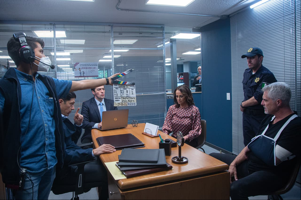 Aquí vemos al equipo de producción listo para grabar esta escena.