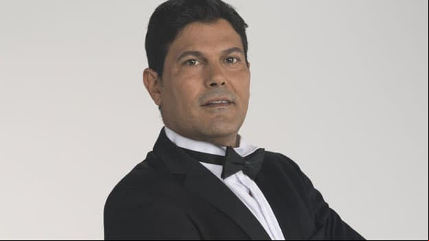 Por "Laberintos de pasión", logra el premio Tvynovelas en 1998, como mejor actor protagónico.
