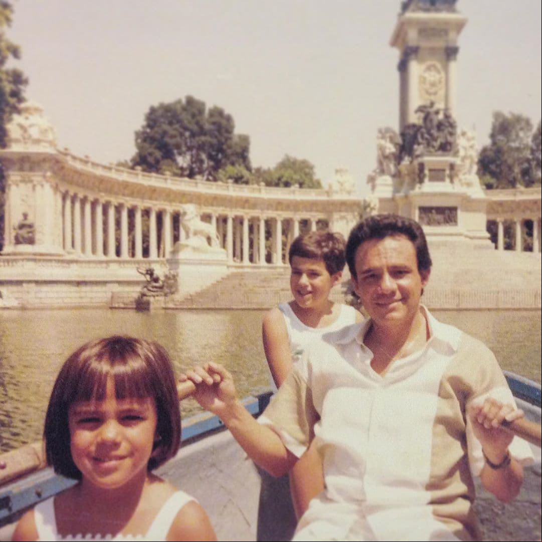 Mientras la carrera de ‘El Príncipe de la Canción’ iba en ascenso, la exmodelo y actriz mexicana se embarazó y el 15 de febrero de 1982 nació Marysol Estrella Margarita Elena, su segunda hija.