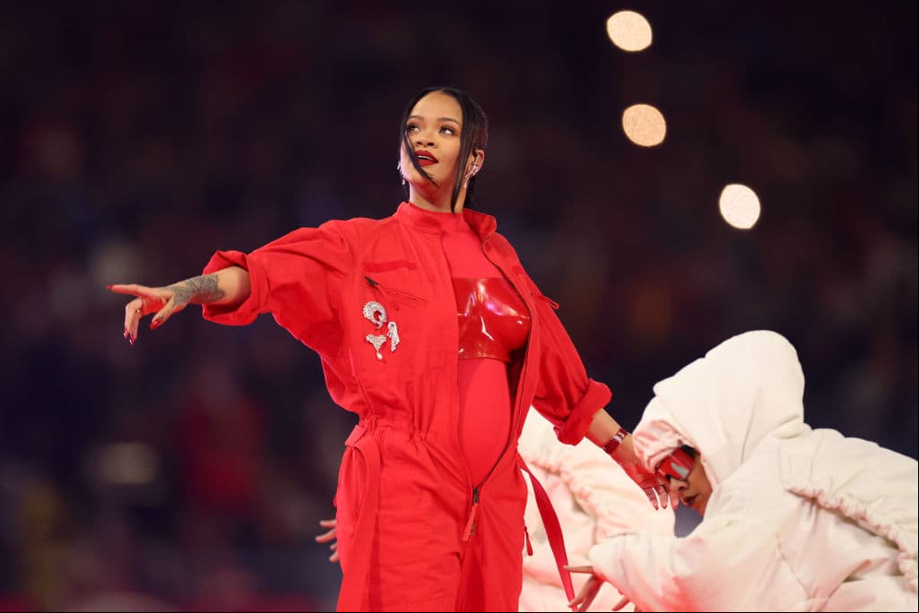 Rihana brilló en el espectáculo de medio tiempo del Super Bowl LVII