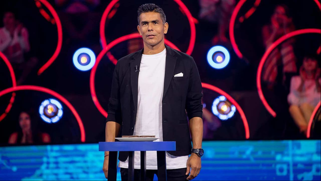 Oswaldo Sánchez se mete en problemas con las llaves como Paul Stanley
