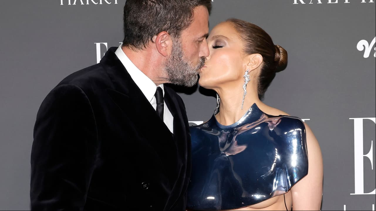 Este fue el apasionado beso que protagonizaron JLo y Ben Affleck en la gala de Elle Women en la que la cantante también dejó un poco de más con su vestido.