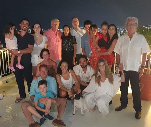 La conductora Natalia Téllez celebró la llegada del nuevo año junto a la familia de su novio, el actor Gonzálo Vega Jr., incluyéndo a sus hermanas Zuria y Marimar.