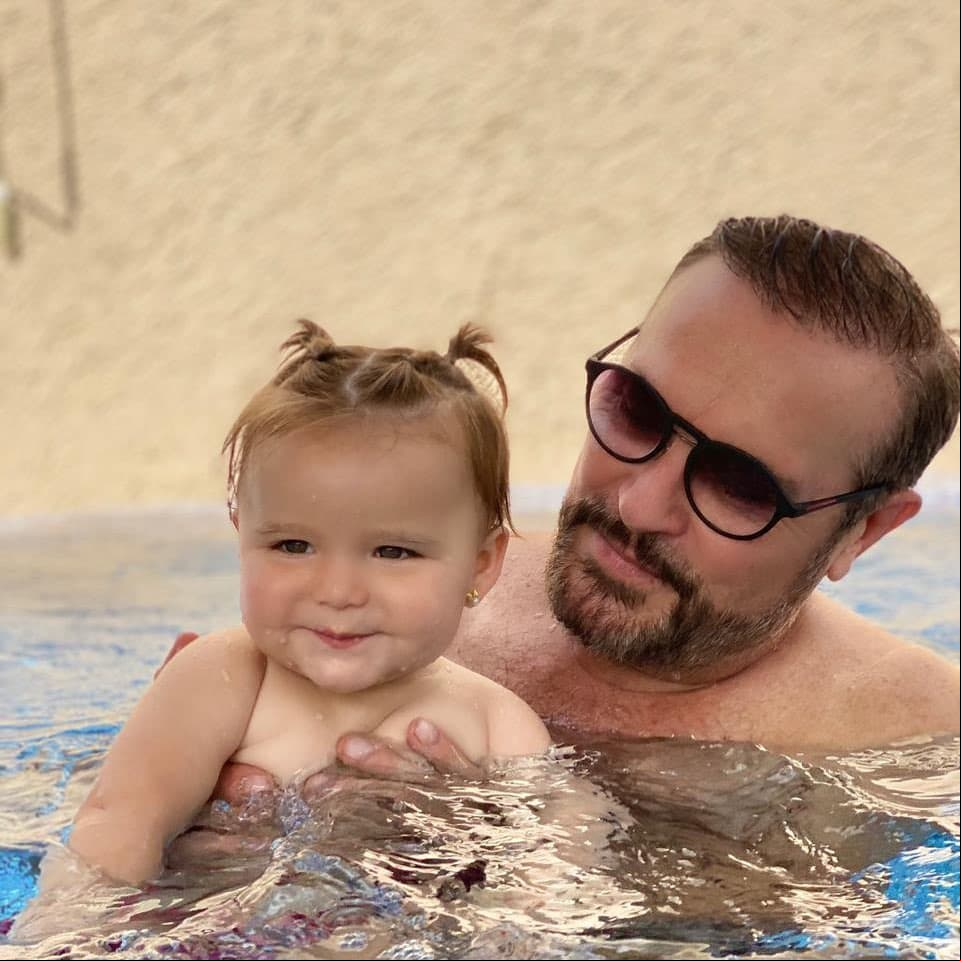 Tanto los orgullosos padres como los abuelos han presumido en más de una ocasión a la pequeña en redes, donde ha quedado el registro de su crecimiento y el enorme parecido físico que tiene con Arturo Peniche.