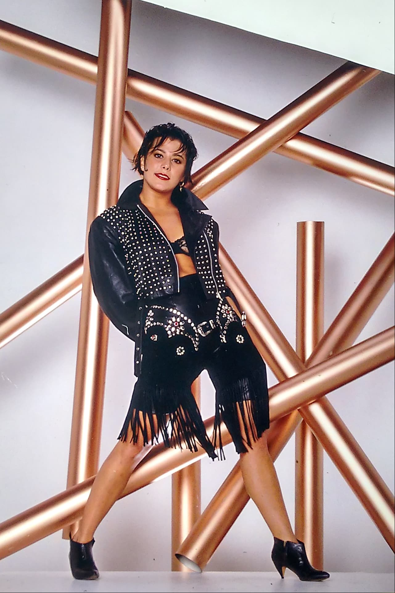 En su tercer lanzamiento, Eternamente bella, Alejandra Guzmán decidió que tendría un estilo más orientado al rock. Este disco fue de los más exitosos en los noventas, por sus temas “Eternamente bella”, “Llama por favor” y “Un grito en la noche”.