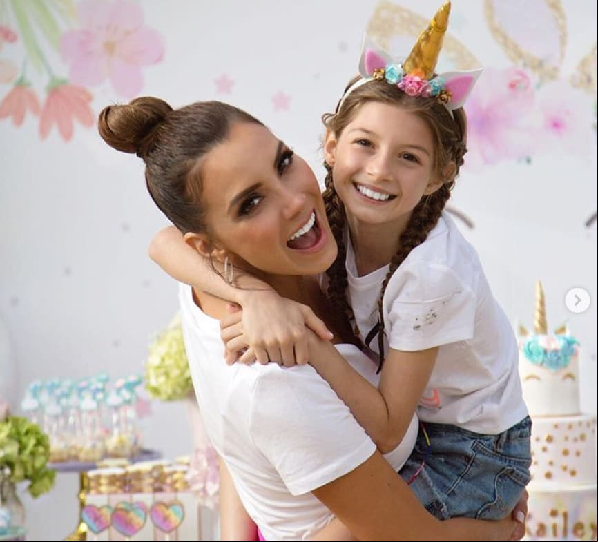 Kaily, la hija de Elizabeth Gutiérrez y William Levy, tuvo una gran fiesta para su noveno cumpleaños. La niña reunió a sus amigas más cercanas para una pijama muy especial y después tuvo una festejo con un pastel de unicornios y muchos dulces y globos.