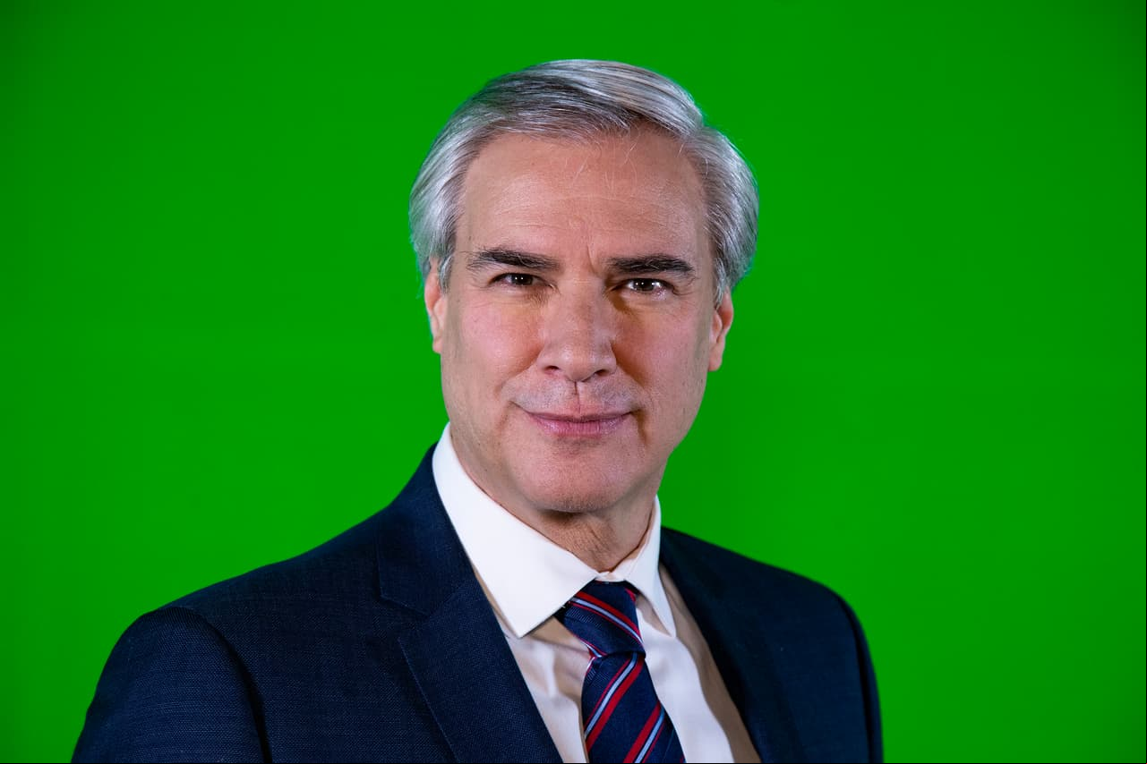 Gerardo Murguía es "Claudio Reyes Alonso". Confía en que su hijo "Ricardo" tomará siempre las mejores decisiones para la empresa Reyes Alonso, a quien privilegia por encima de "Damián".