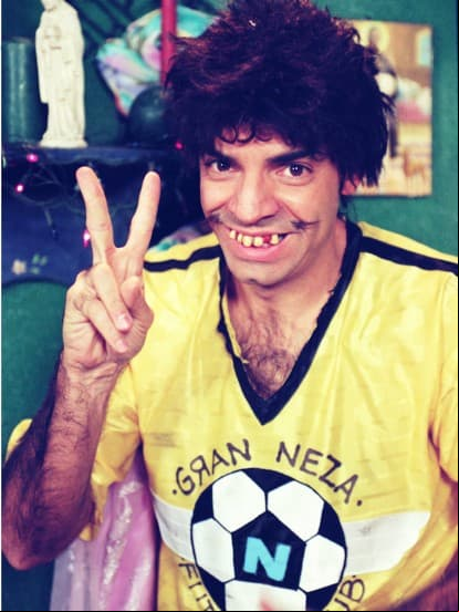 Barnaby PrietoCasado con “La Chupitos”, Barnaby era fanático del futbol, por lo que pertenecía al equipo del Gran Neza -Equipo de Futbol Llanero-. Se caracterizaba por inventar historias.