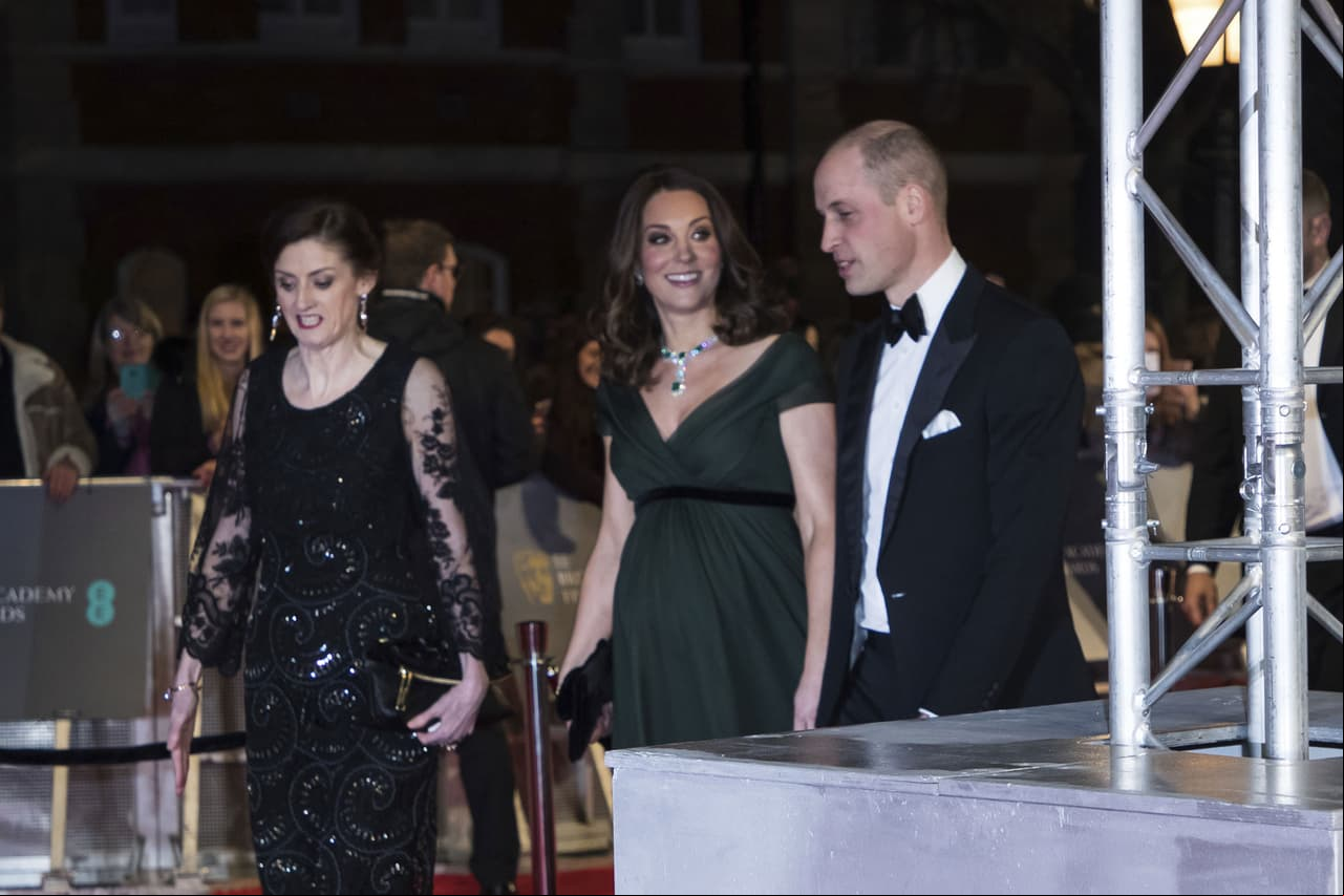 En los Premios BAFTA del 2018, Kate deslumbró en la alfombra roja con un vestido verde oscuro de Jenny Packham a juego con sus joyas.