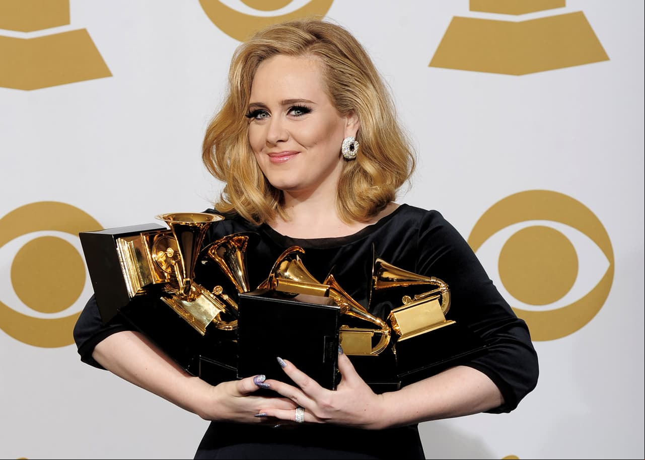En noviembre de 2016, Adele reveló en entrevista a Vanity Fair que sufrió depresión posparto y no se lo comentó a nadie, pero sí buscó ayuda para canalizar sus sentimientos. “Eventualmente dije ‘a la m#erda, me voy a regalar una tarde a la semana para solo hacer lo que me dé la gana, sin mi bebé’”, indicó.