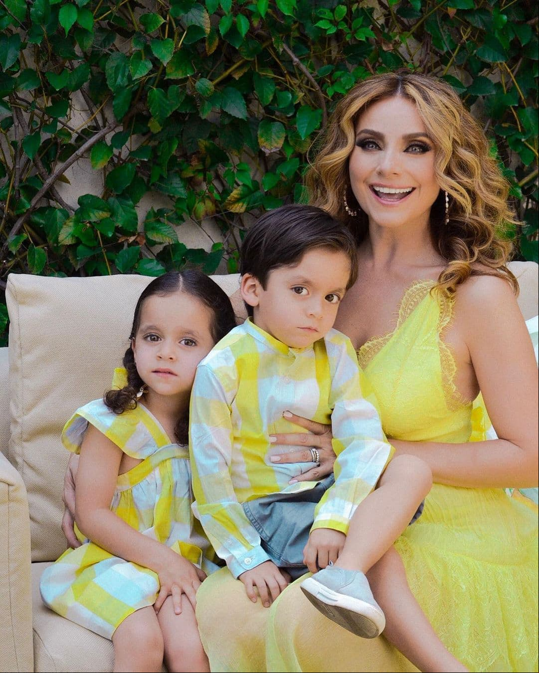 Elizabeth Álvarez puso una pausa a su carrera para dedicarse a sus hijos, Máxima y León, fruto de su relación con Jorge Salinas.