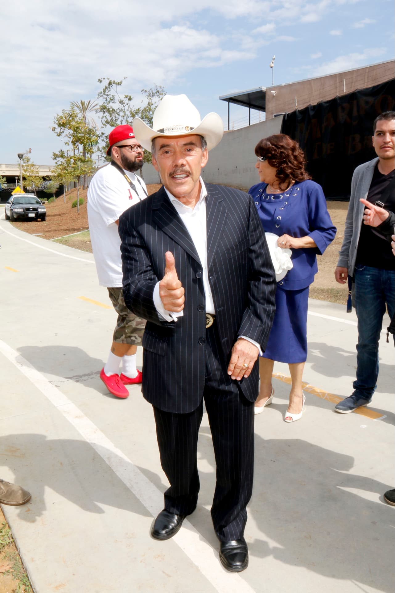 Don Pedro, padre de Lupillo y Jenni Rivera, presenta a su nueva esposa por primera vez en televisión