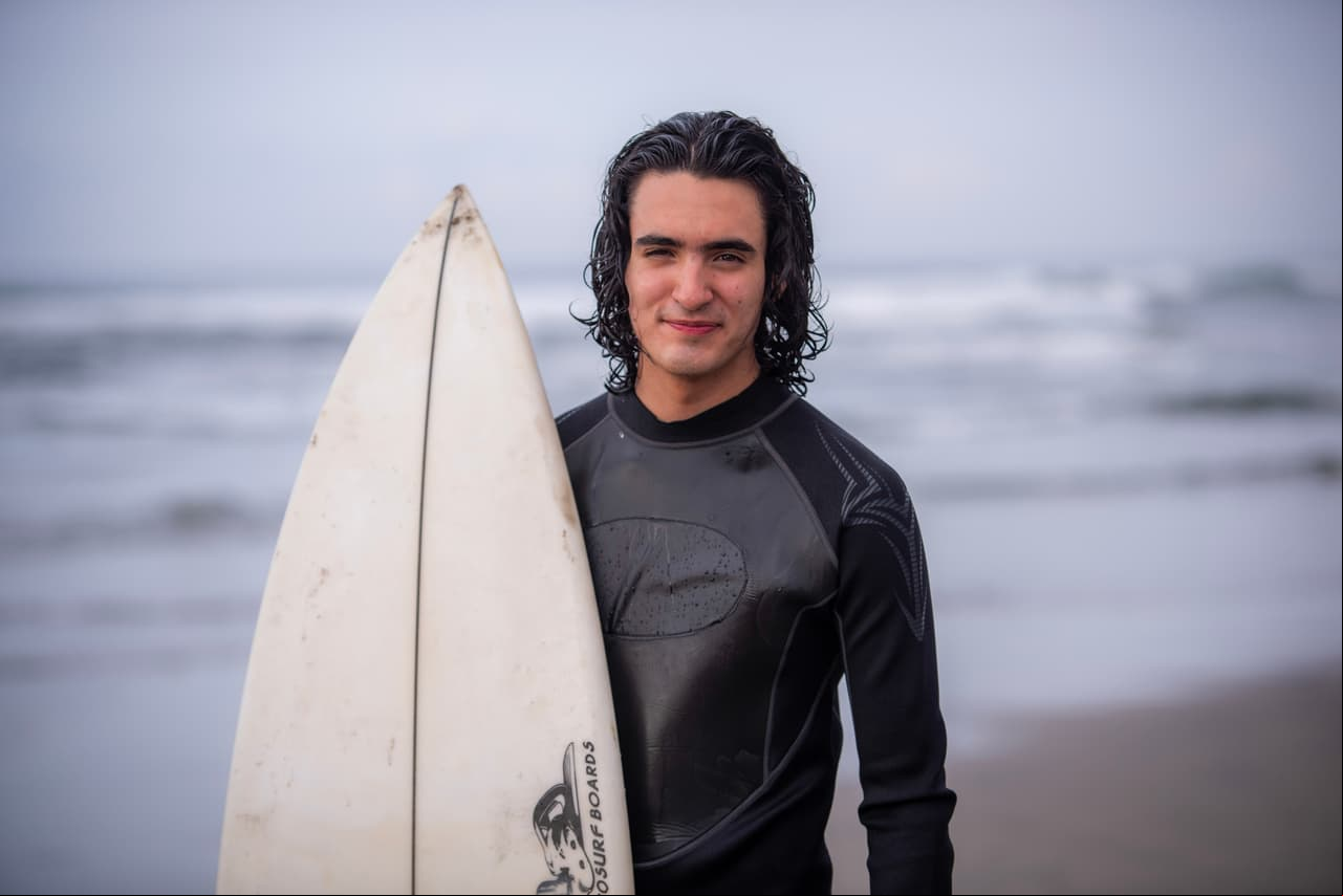 Sebastián Poza da vida a 'Adriano', un muchacho al que le gusta la buena vida y que ira profundamente a 'Dante', a quien ha visto como su figura paterna. Estudia la preparatoria y tiene mucho éxito con las mujeres porque es surfista.