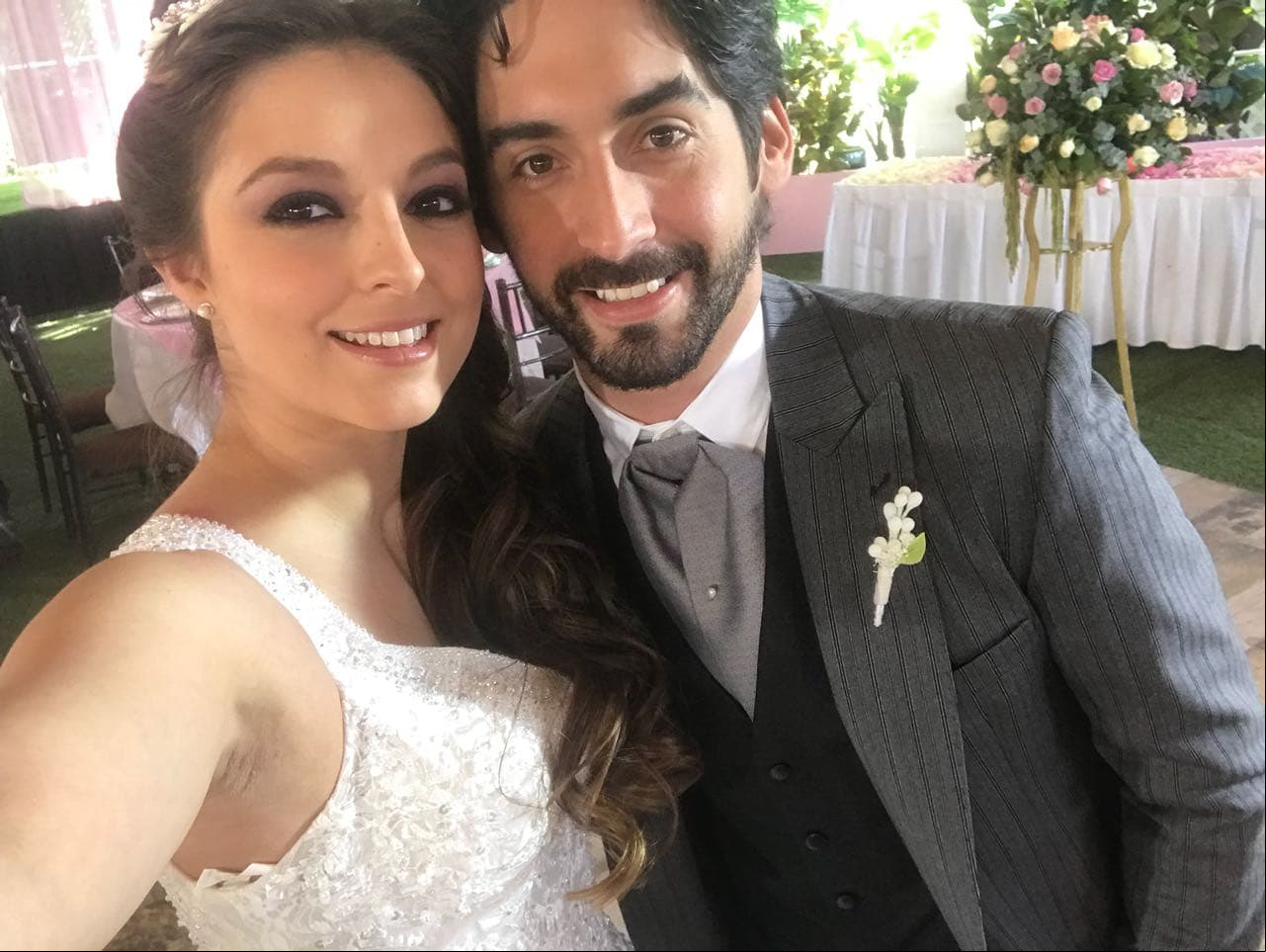 Llegó al altar y se convirtió en la esposa de Mauricio.