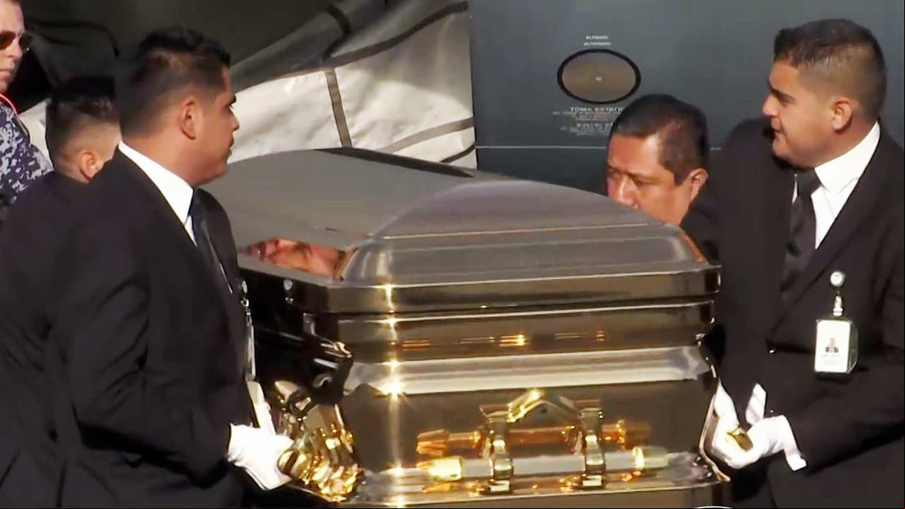 Dentro del ataúd dorado, las cenizas de José José llegan a México para comenzar los homenajes
