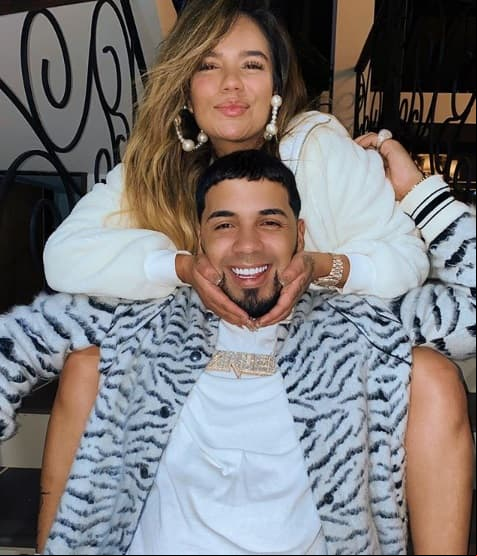 Con más de un año de noviazgo, los cantantes Karol G y Anuel AA decidieron dar el siguiente paso en su relación y se han comprometido.