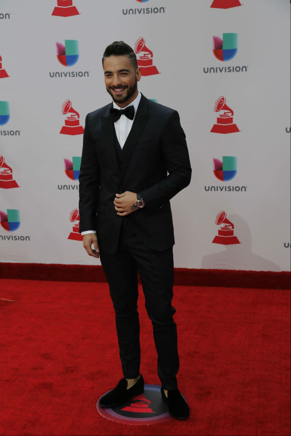 El 'Pretty boy', Maluma, se robó la noche al lucir un impecable smoking, que resaltaban su atractivo físico.
