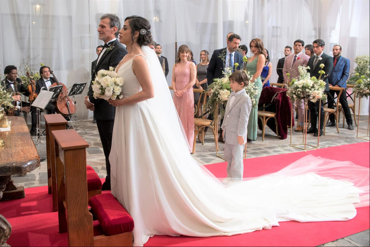 Los novios listos para comenzar el enlace matrimonial.